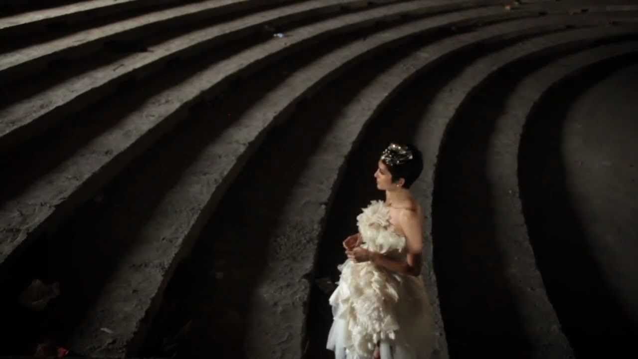 Mashrou' Leila - El Hal Romancy ( Official Music Video ) | مشروع ليلى - الحل رومانسى acordes