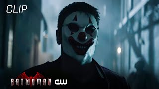 Batwoman first suit up and fight scene/Batwoman season 2 ep1