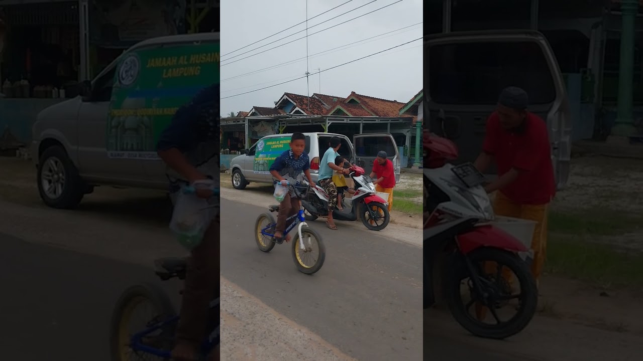 Bagi bagi takjil di jalan 