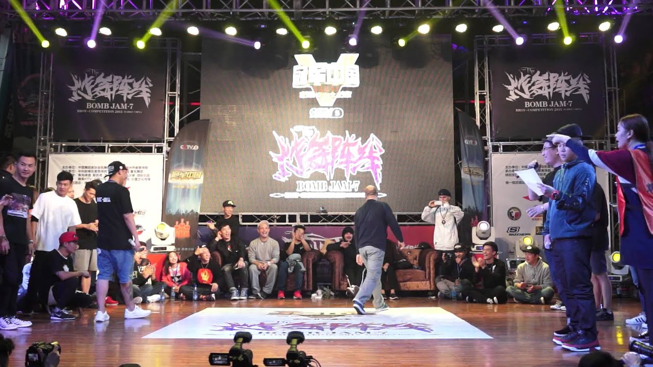 46-year-old Bboy Legend Next One show his windmill at Bomb Jam Vol.7