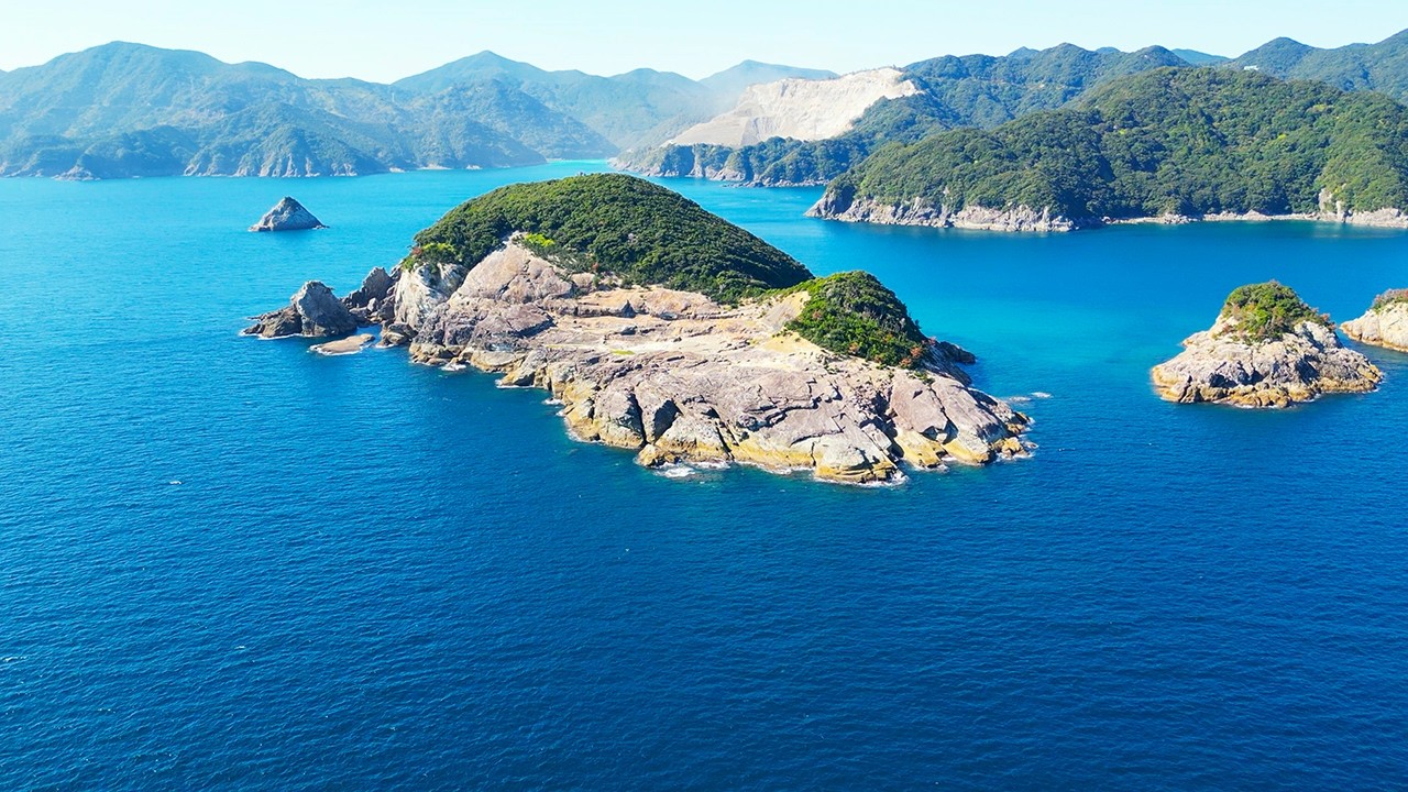 クエかヒラマサか...!? 1ヶ月の長期遠征締めくくりはお気に入りの無人島で釣りキャンプ