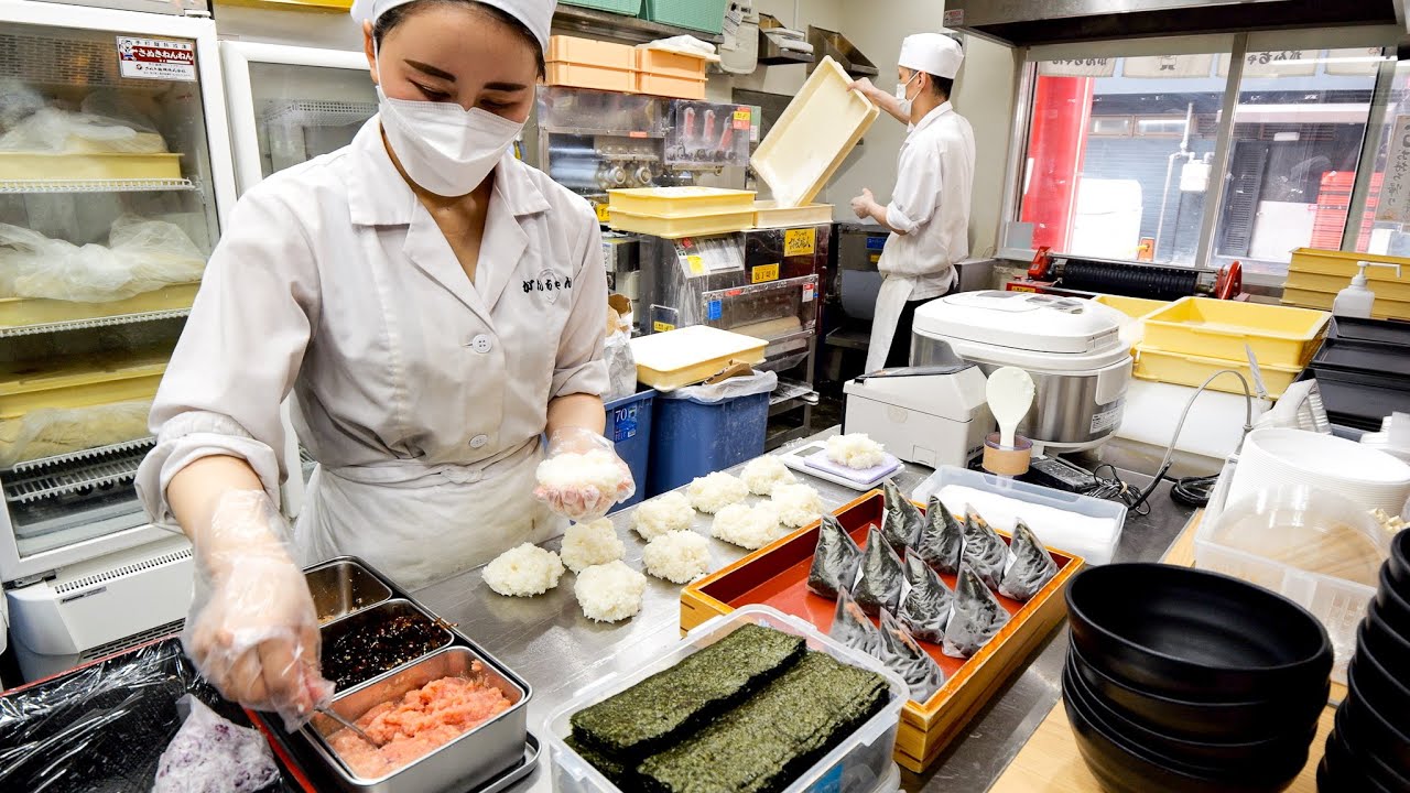 быстро работающий профессионал рисовых шариков в ресторане Udon | недорогая и вкусная японская еда