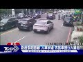 路邊都是圍籬! 人車爭道 休旅車撞行人肇逃｜TVBS新聞 @TVBSNEWS01