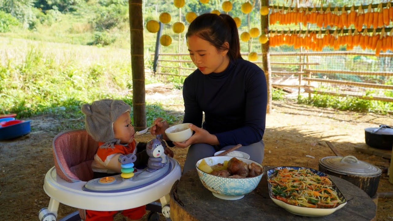Harvesting papaya and selling it at the market - how to make delicious salad to eat with your baby.