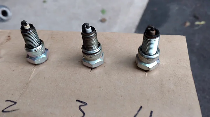 Yamaha FZR1000 - getting at the carbs