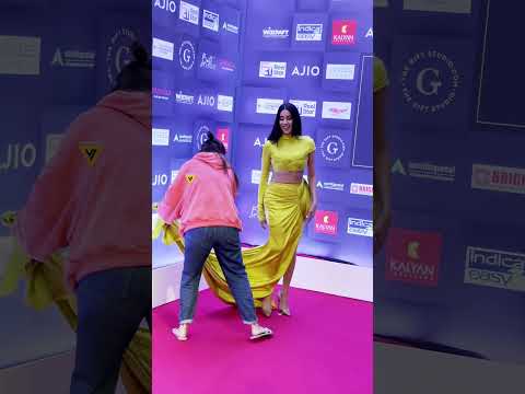 Janhvi Kapoor Arrives on Redcarpet of Pinkvilla Style Icons Awards 