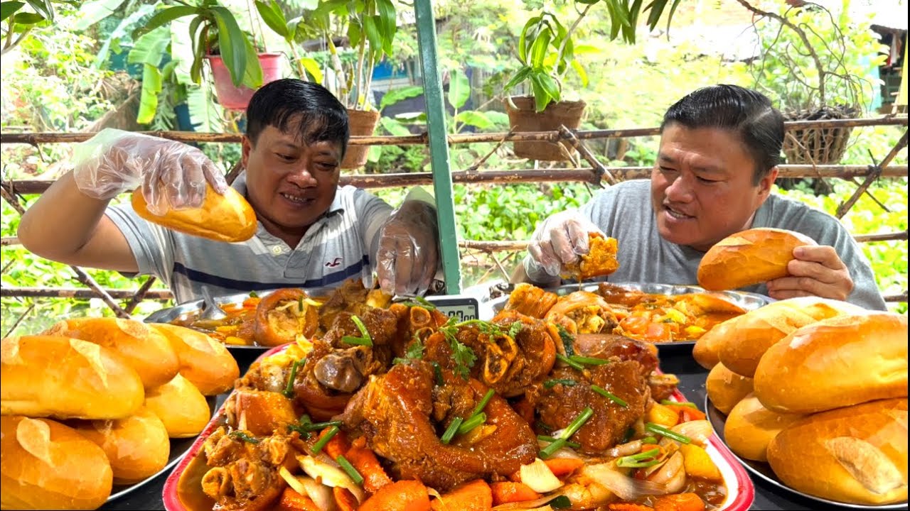 Trận Đấu Chấp 2 Phút - 14 Ổ Bánh Mì 4 Ký Bắp Giò Heo Nấu Cá Mòi, Món Ăn Bậc Nhất Miền Tây | ATN