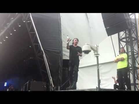 YouTubeでMarilyn Manson off his head at Soundwave Melbourneを視聴