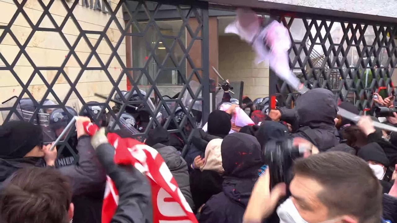 Torino, scontri tra studenti e carabinieri sotto la sede dell'Unione Industriale