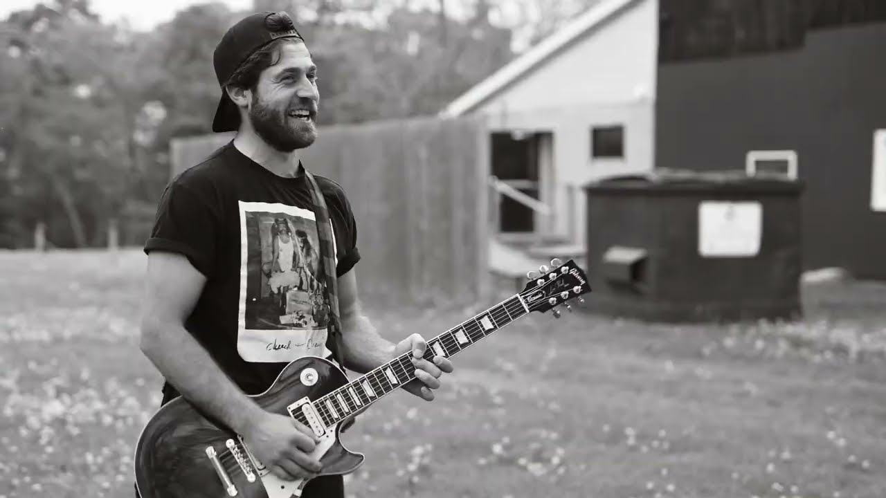 在 YouTube 上观看 FERAL MINKS  - DEEPER RED VISUALIZER 在 YouTube 上观看 FERAL MINKS  - DEEPER RED VISUALIZER