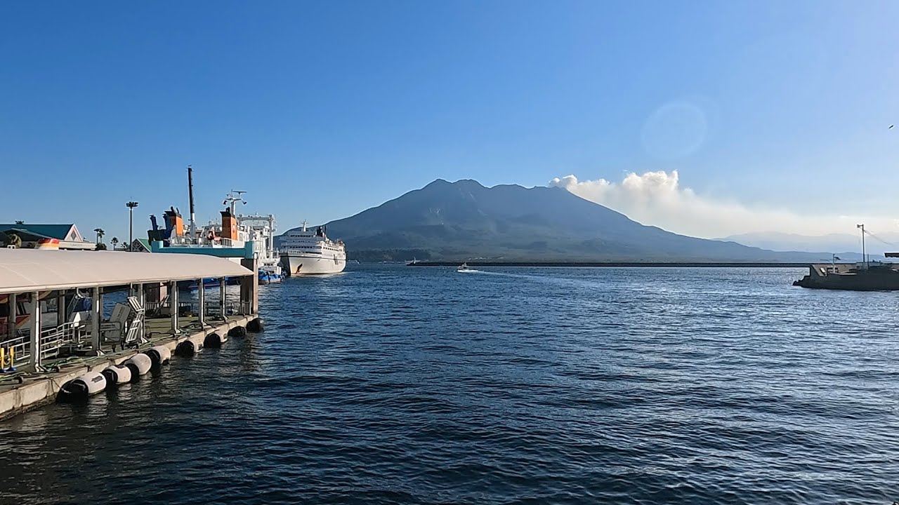 鹿児島本港南埠頭旅客船ターミナル=種子屋久高速船乗り場からの桜島。トッピー&ロケット - YouTube