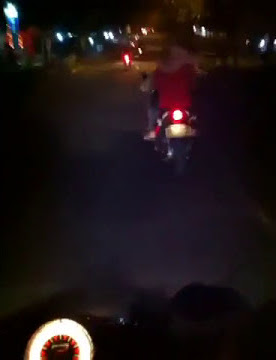 Cewe berkerudung sambil naik motor bisa..............