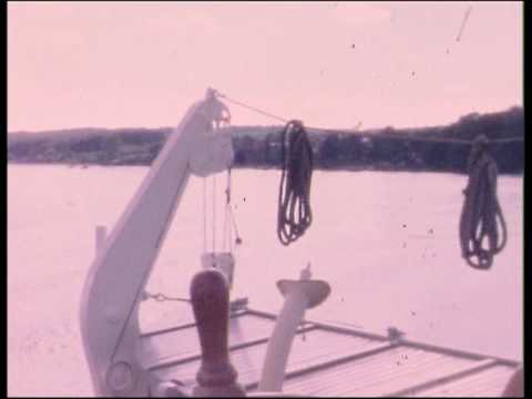 ÃrÃ¸, ÃrÃ¸fÃ¦rger, 8 mm smalfilm, arkitekt Niels Albretsen, 1962, 1963, del 3 af 4. === Indhold: FÃ¦rgen "ÃrÃ¸sund" ankommer til ÃrÃ¸skÃ¸bing. Havnen. FÃ¦rgen bakker ind. Godsvogn ombord....