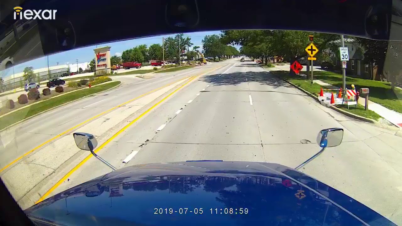 Car blows red light - YouTube