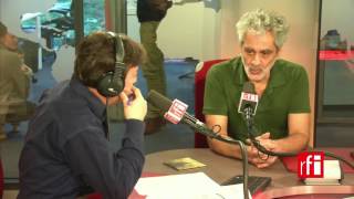 Grabación del programa de Jordi Batallé con el cantante argentino Alejandro Daniel Melingo en los estudios de Radio Francia Internacional en París.