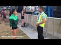 Chica Rave anima bailar a guardia de seguridad ||Gabber sesh with security guard at Defqon