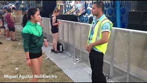 Chica Rave anima bailar a guardia de seguridad ||Gabber sesh with security guard at Defqon