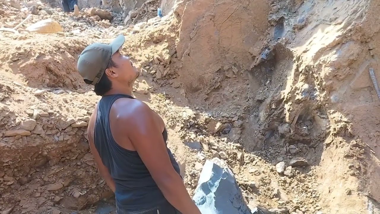 kembali bekerja membelah batu