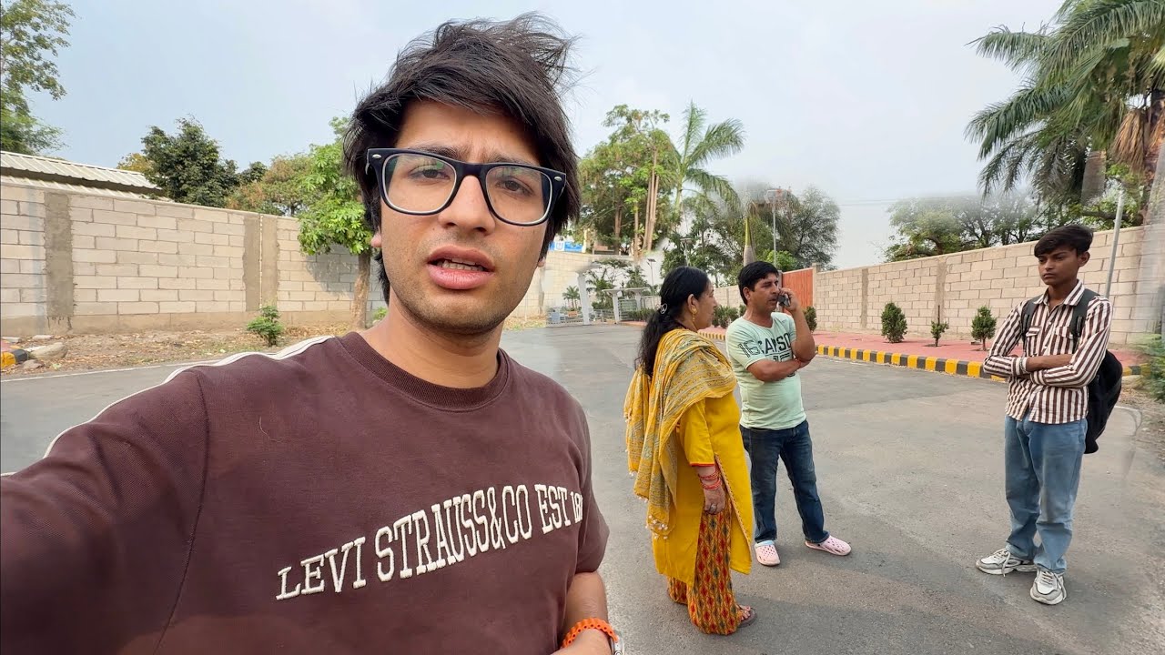 Gharse Nikal Diya 😲 Or Mere Paas Aagya