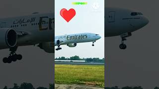 Emirates Airlines landing👊#gulf#saudijobs#viral#dubai#construction#jobs#dubailife#saudiarabia#news