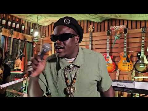 Apesi performing Kublus live at GECO CAFE