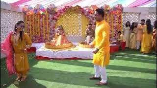 Dhoop me nikla na karo roop ki rani#Haldifunction#coupledance by didi and Jijaji