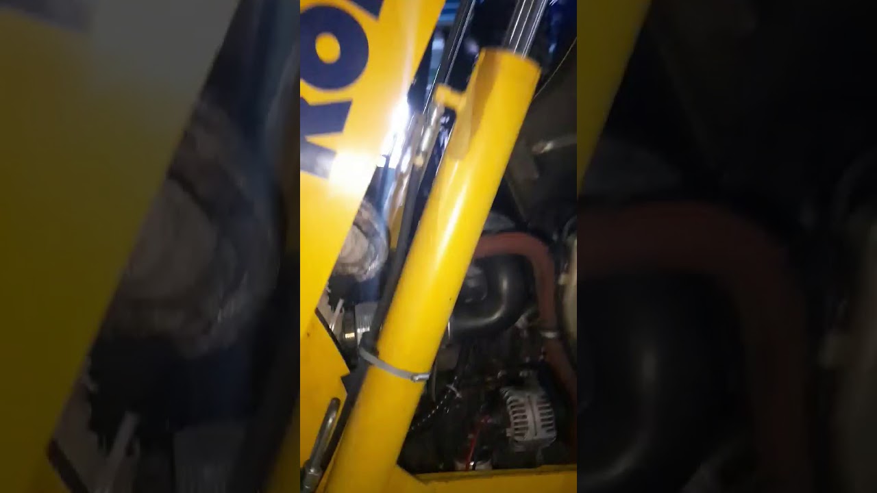 Komatsu 93r убираем натяжитель ремня