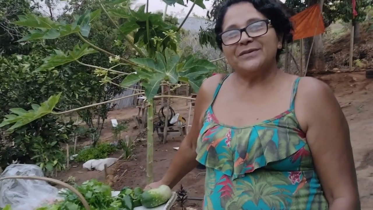 fomos leva uma cesta de verduras para uma seguidora