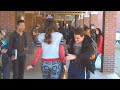 Il bullo della scuola vuole sculacciarla, senza sapere che è un agente segreto in incognito...