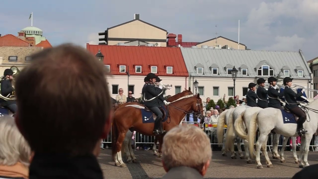 Marcia Carolus XII Svecorum Rex spelas av Livgardets dragonmusikkår. Spelning på torget i Halmstad