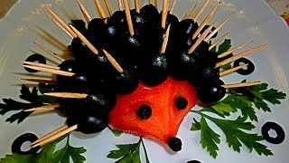 Ежик из помидора и маслин. Украшения из овощей. Hedgehog of tomato.Decoration tomato. Ежик из помидора и маслин. Украшения из овощей. Hedgehog of tomato.Decoration tomato.