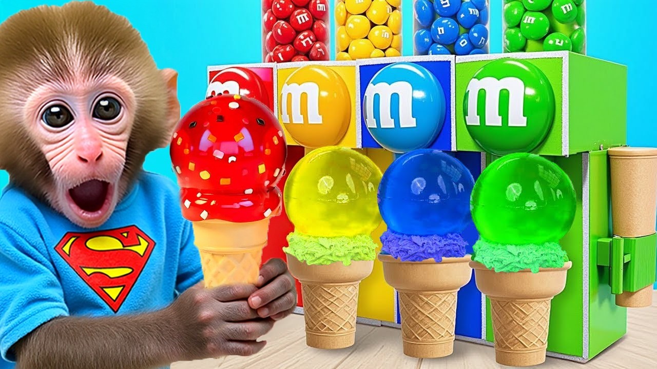 Monyet Bon Bon dan anak bebek menemukan sebungkus permen M&M raksasa berwarna-warni di taman.