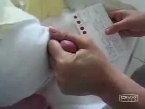 Le Test De Guthrie Prelevement Sur Le Talon Du Bebe Youtube