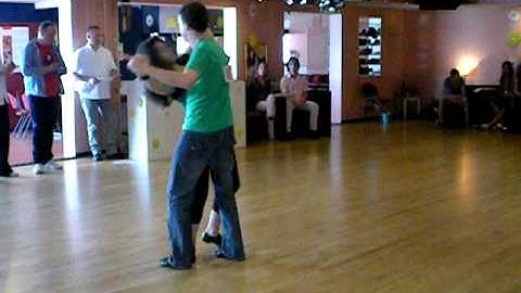 Pieter en Barbara dansen Zouk