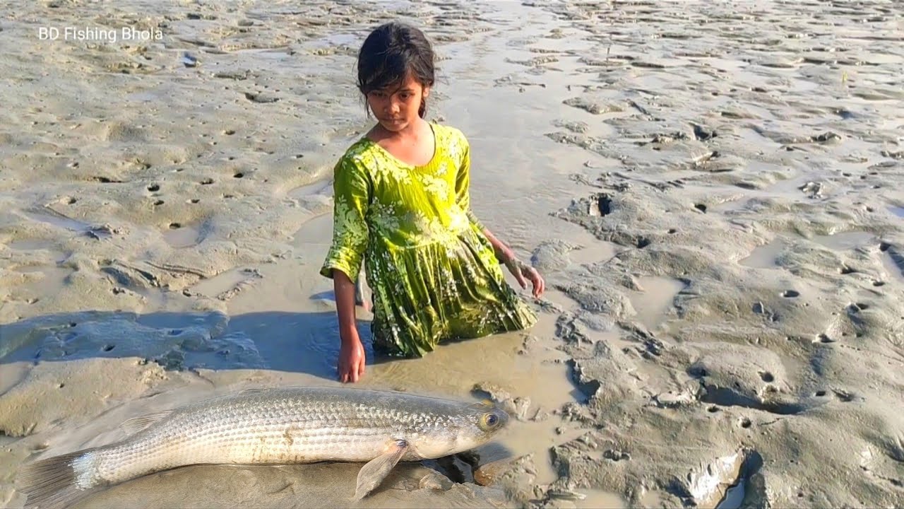Most Amazing Girl Fishing VideoTraditional Little Girl Hunting Fish