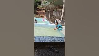 Anak 4 thn pintar berenang sambil benerin celana melorot
