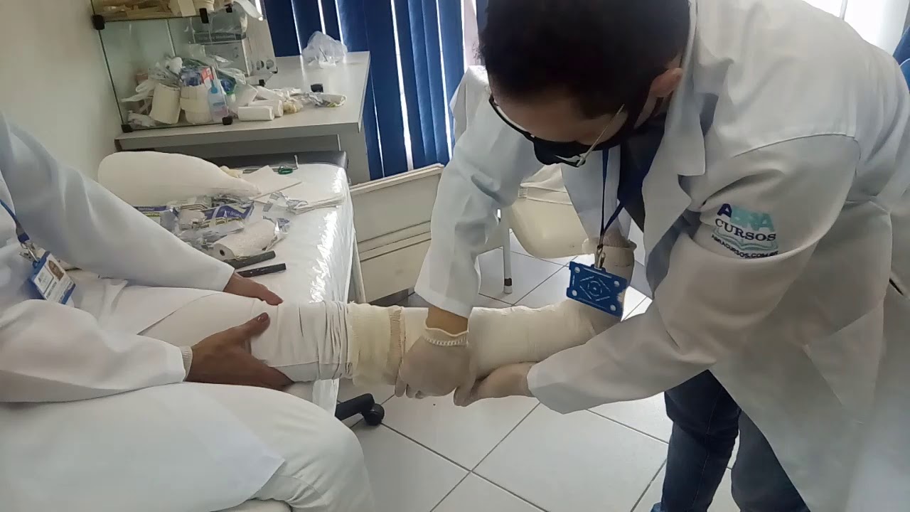 primeira parte aluno faz bota com salto .