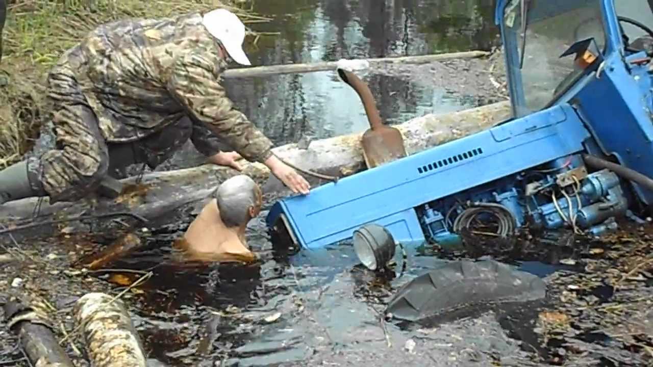 Трактор утонул. МТЗ-80 трактор застрял в болоте. Утопленные трактора. Трактор утопленный в болоте.