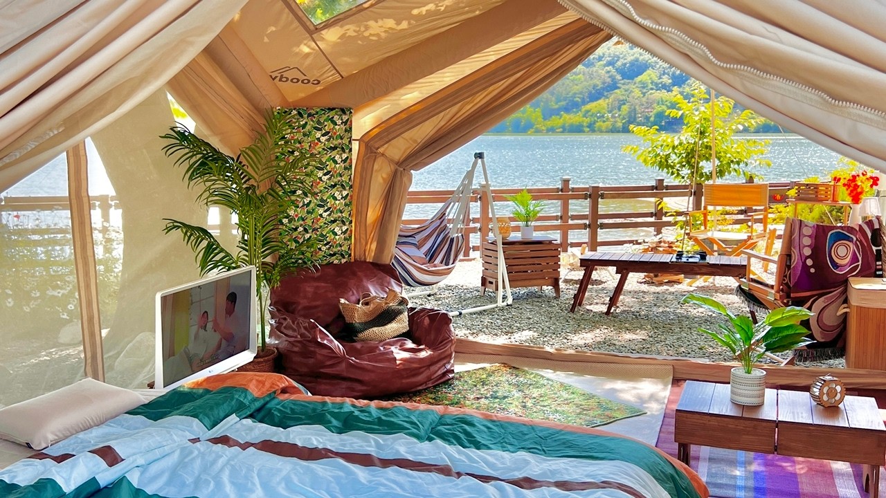 Красивый дом на зеленой поляне 🏠 Встретили худшего соседа с видом на озеро😡 / кемпинговый влог