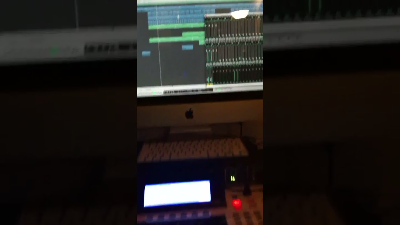 Sick Luke on the mpc 2500 and Logic