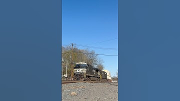 NS 4211 AC44C6M leads NS 23G through Piscataway,NJ with a friendly crew