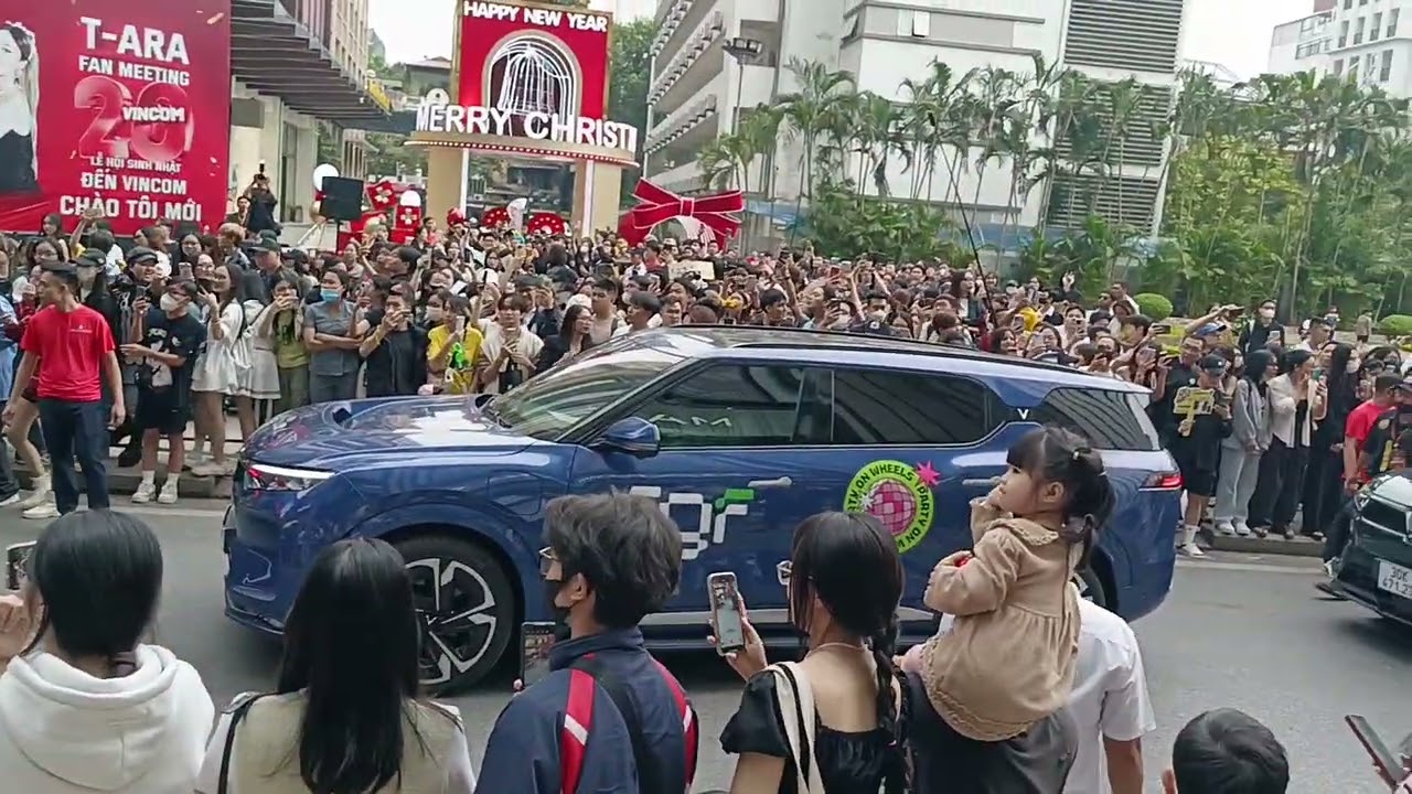 T-ARA fan meeting Vincom 20 in Vietnam (FANCAM)- Chào đón T-ARA tại Vincom Bà Triệu - P1