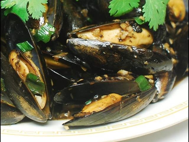 Stir Fry Mussels with Spicy Ginger and black beans sauce | HAPPY WOK