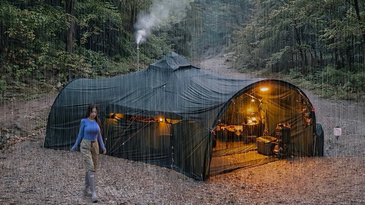 ИНТЕРЕСНАЯ НАДУВНАЯ ПАЛАТКА В ФОРМЕ КОСМИЧЕСКОЙ СТАНЦИИ ДЛЯ КЕМПИНГА С ДРОВЯНОЙ ПЕЧЬЮ ПОД ДОЖДЕМ