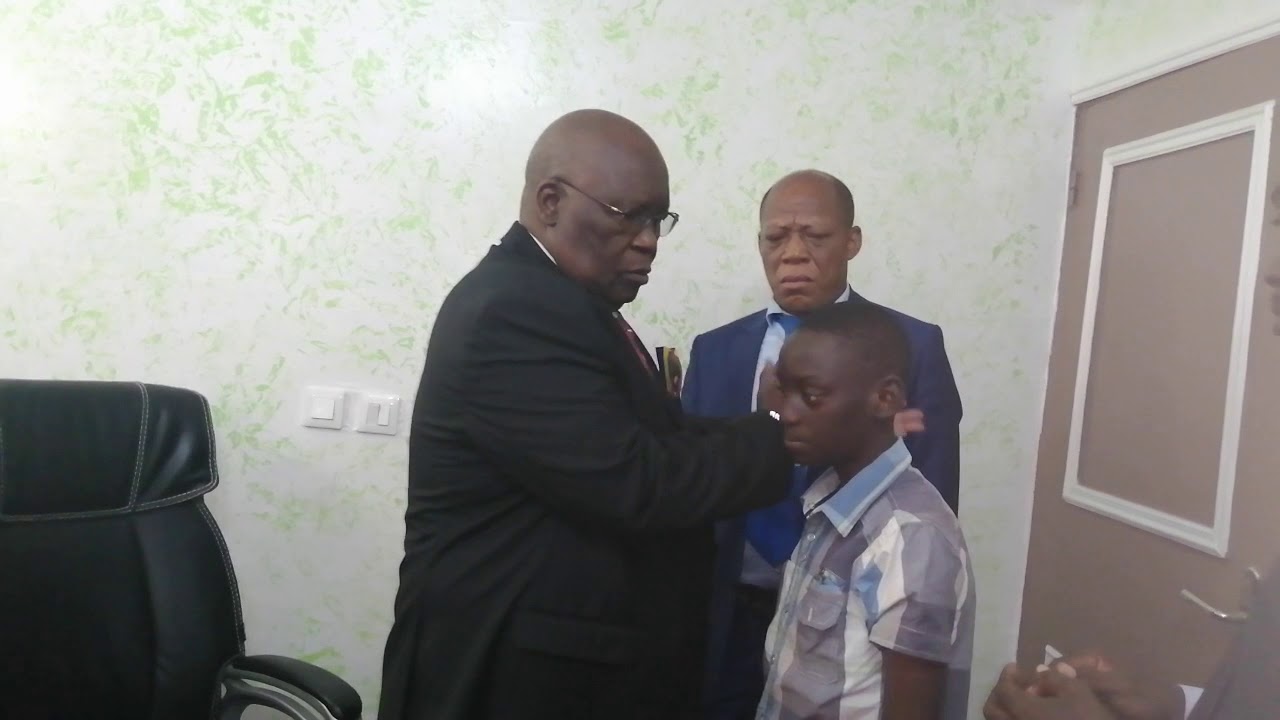 🔴Le pasteur BARUTI KASONGO a prié pour cet enfant qui n'entendait pas maintenant il a entendu