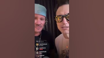 Tom Delonge knows Mark Hoppus a little TOO well.. 😏😂 #blink #blink182 #tomdelonge #markhoppus #live