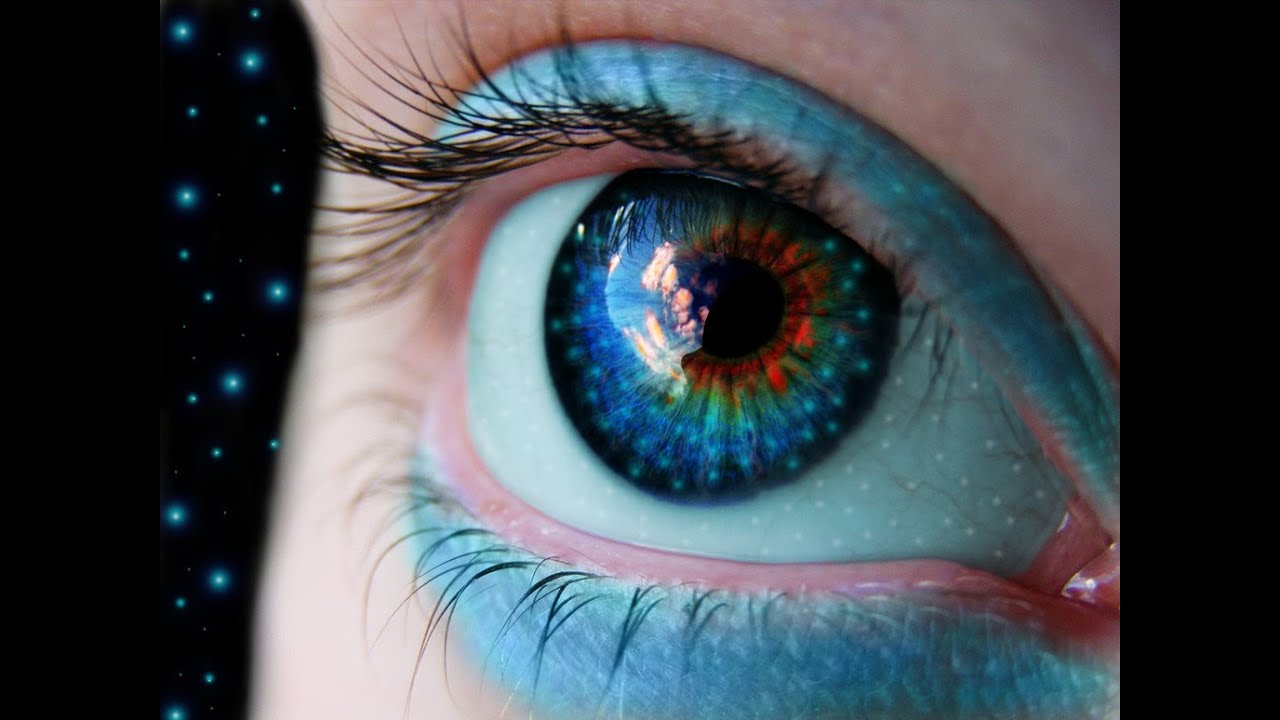ангельские глаза человека. необычные радужки. алмазные глаза. хрустальные глаза. кристально голубые глаза.