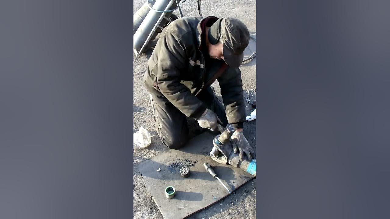 Found that the transmission universal joint cap is broken, replace the universal joint. YouTube