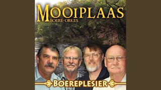 Video thumbnail of "Mooiplaas Boerorkes - Platrandseties"