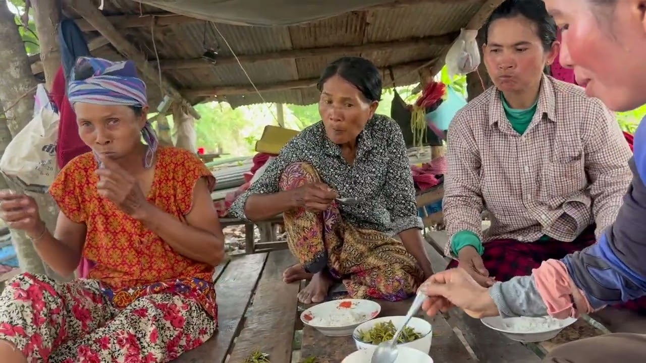 We're having such a great dinner! We're eating traditional Khmer Tuk Kroeung